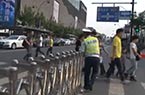 杭州鐵閘嚴守人行道