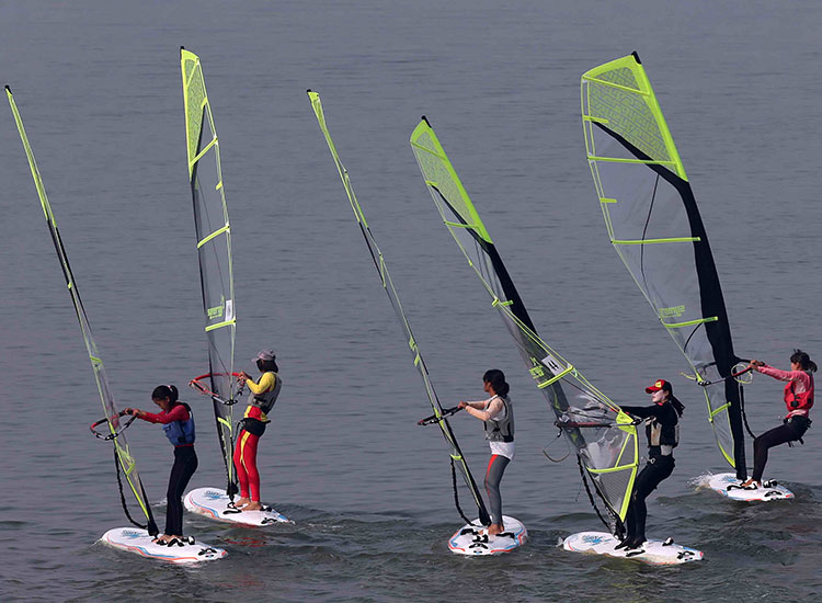 2014年中国沂河帆板大奖赛在山东临沂举行（组图）