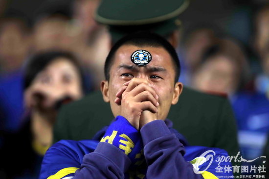 组图：大连阿尔滨遗憾降级 球迷现场难过流泪