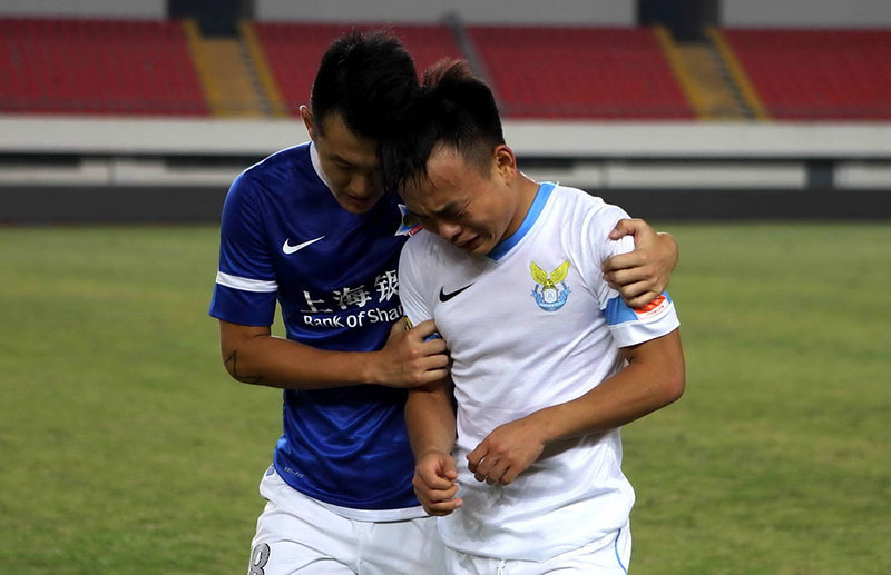 男人哭吧不是罪――2014年11月2日，2014年中超联赛第30轮，上海申鑫1：1平大连阿尔滨，大连降级队员失声痛哭。