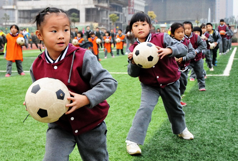 龙门学校的孩子们在做足球操。 人民网记者 王霞光摄