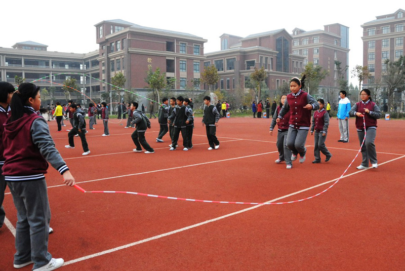 学生们积极参与跳绳活动。 人民网记者 王霞光摄
