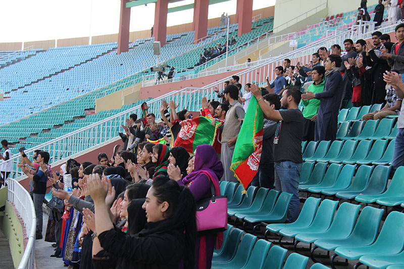 现场为阿富汗女足助威的球迷；（人民网记者徐伟摄）