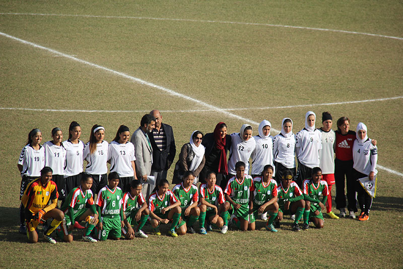阿富汗女足与孟加拉女足赛前合影；（人民网记者徐伟摄）