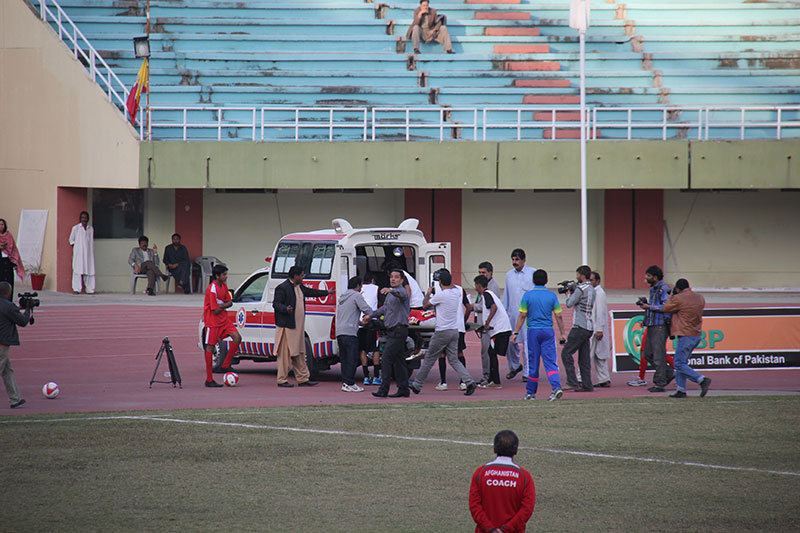 阿富汗女足门将在扑救过程中，面部撞到球门立柱被紧急送往医院接受治疗；（人民网记者徐伟摄）