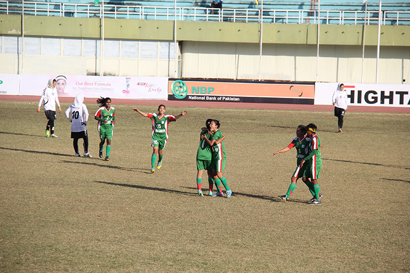 孟加拉女足将比分扳平后相互庆祝；（人民网记者徐伟摄）