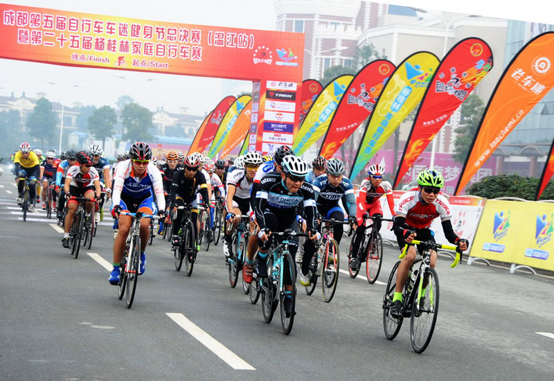 公路自行车赛男子公开组运动员在比赛中。人民网记者 王霞光摄