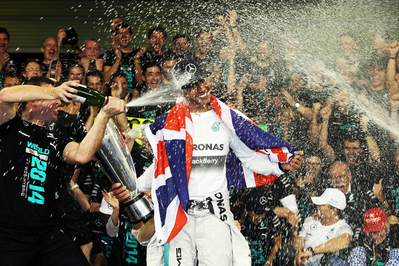 冠军的洗礼――2014年11月23日，2014赛季的F1在阿布扎比落下帷幕。奔驰车手汉密尔顿获胜加冕车手总冠军，这同时也是他继2008年之后，第二次夺冠。