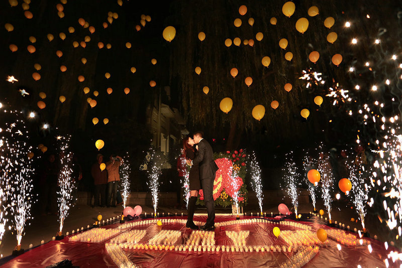 浪漫求婚――2014年11月25日晚，山东鲁能悍将崔鹏上演浪漫求婚，烟火+心形蜡烛“拼命三郎”抱得美人归。