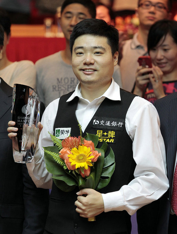 2013年上海大师赛，丁俊晖战胜肖国栋夺冠。