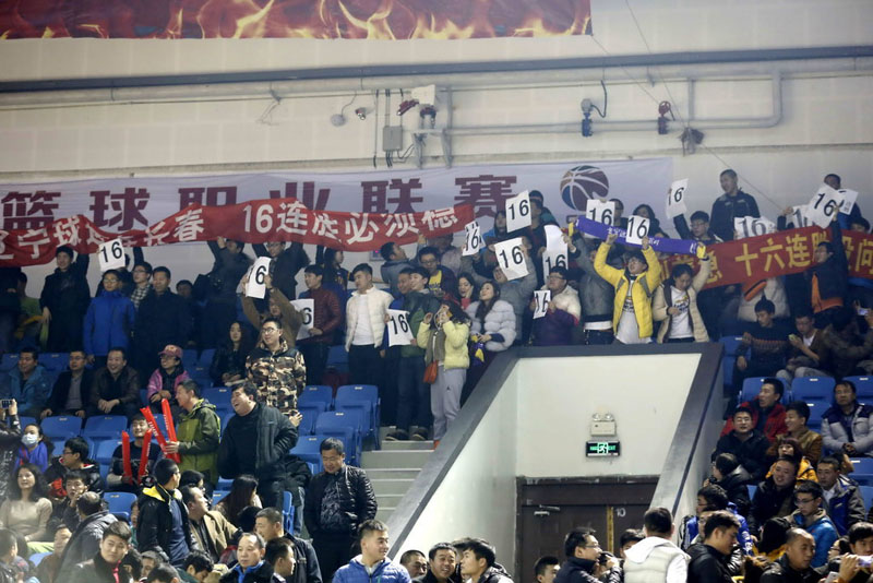 北京时间12月7日，辽宁险胜吉林取得的十六连胜霸业，取得了半程赛冠军，打破了CBA三家独大的局面，为新赛季的总冠军增加了悬念。图为比赛现场支持辽宁队的观众。