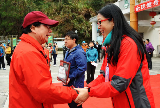 中国登山协会主席李致新（左）为获奖单位代表颁奖。