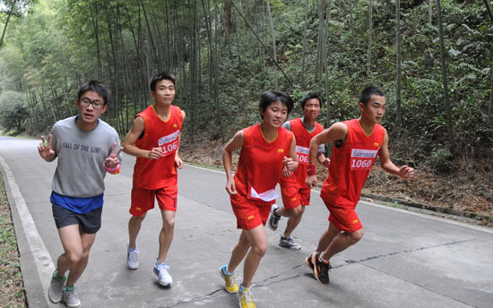 运动员在崇义县阳岭国家森林公园参加比赛。