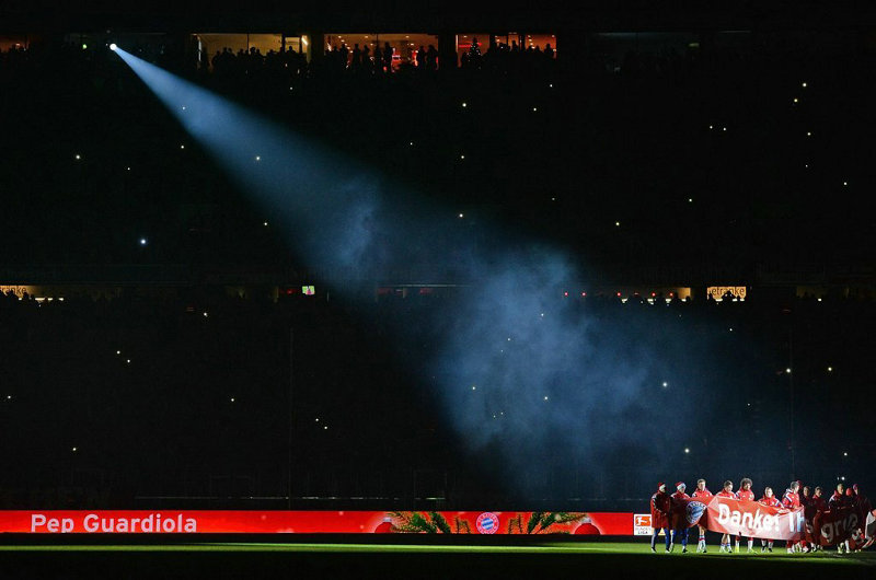 全场聚焦――2014年12月17日，2014-2015赛季德甲联赛第16轮，拜仁慕尼黑赛后答谢球迷，安联球场上演激光秀。