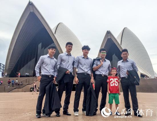 國足備戰亞洲杯 悉尼歌劇院前玩自拍