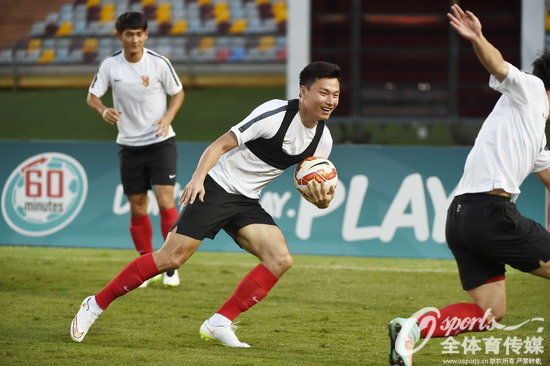 组图:国足训练备战亚洲杯次战 开心做游戏笑声