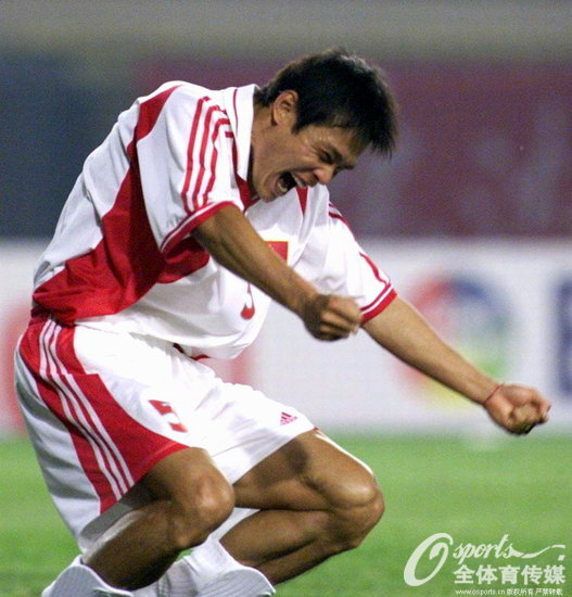 2001年9月15日，世界杯亞洲區預選賽十強賽B組，中國隊與烏茲別克斯坦隊比賽在沈陽五裡河體育場上演。中國隊憑借李瑋峰和范志毅的進球以2：0擊敗烏茲別克隊。圖為中國隊范志毅慶祝進球。