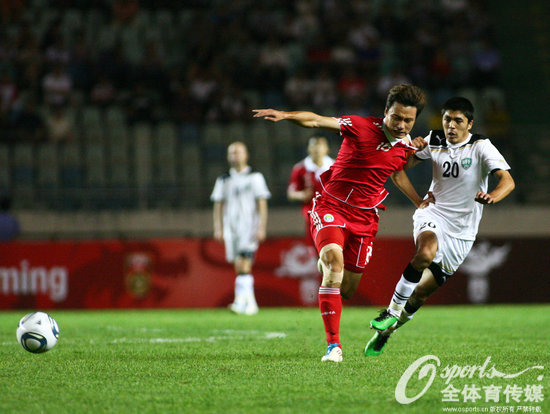 2011年6月5日，國際足球友誼賽，中國1：0勝烏茲別克斯坦。烏茲別克斯坦隊安德雷夫防守中國男足隊員郜林。