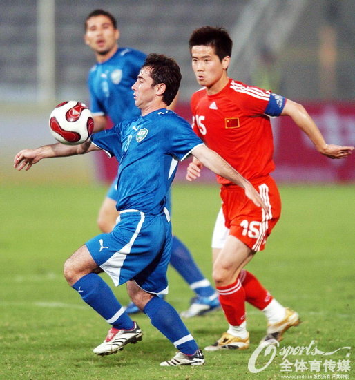 2007年3月27日，熱身賽中國隊3：1勝烏茲別克斯坦隊。韓鵬梅開二度。圖為中國男足肇俊哲和烏茲別克斯坦隊沙耶杜夫拼搶。