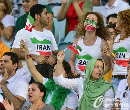 伊朗球迷激情助威