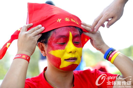 中國球迷場外化妝整裝待發