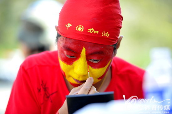 中國球迷場外化妝整裝待發