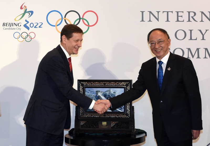 國際奧委會評估團主席亞歷山大·茹科夫和中國奧委會主席、國家體育總局局長劉鵬握手