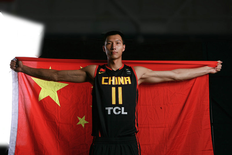 易建联,广东宏远俱乐部男篮运动员,2014年获第