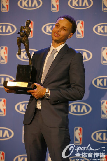 库里当选NBA常规赛MVP 获100张第一顺位选