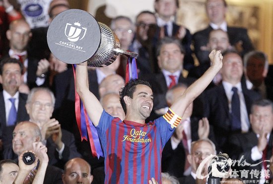 2012年，哈维高举西班牙国王杯冠军奖杯