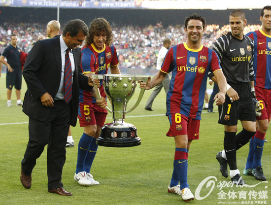 2010年，哈维与普约尔共同展示西甲联赛冠军奖杯