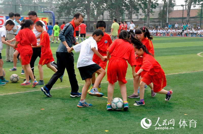 學生與嘉賓進行足球游戲