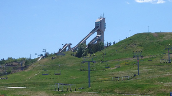 高高聳立的跳台。在夏季，這片山坡被開辟為山地車運動和訓練場地。