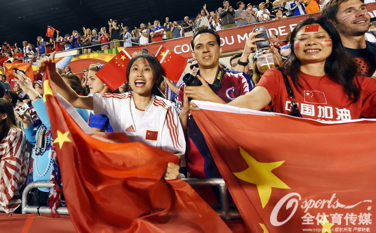 组图:中国女足无缘世界杯四强 队员身披国旗谢