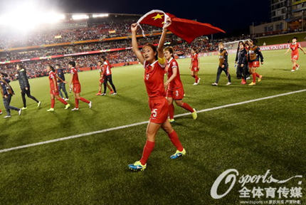 中国队员身披国旗谢场中国女足0-1不敌美国队，无缘女足世界杯四强。赛后，中国队员身披国旗谢场。【详细】 