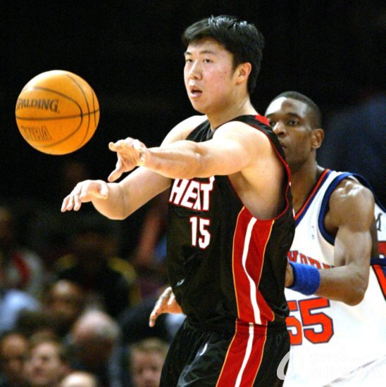 2003-2004赛季nba常规赛,纽约尼克斯102:73胜迈阿密热火,王治郅在比赛