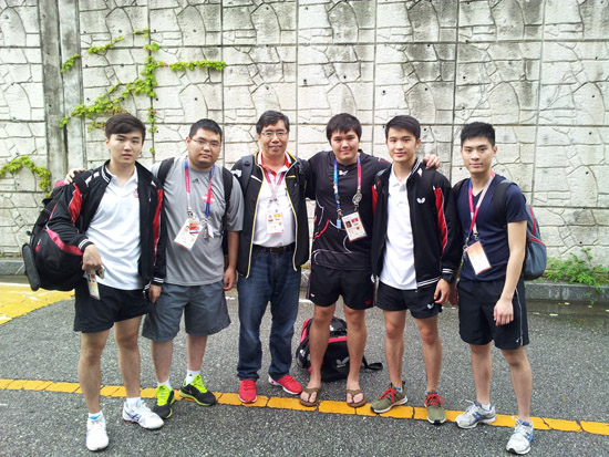 加拿大乒乓球隊參加光州大運會全部自費，圖為記者與全體隊員和教練合影。