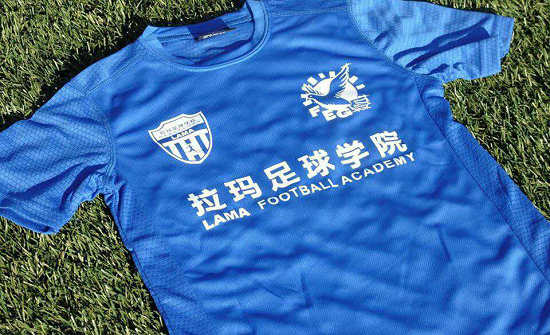 西班牙拉玛足球学院新球衣采用中文Logo