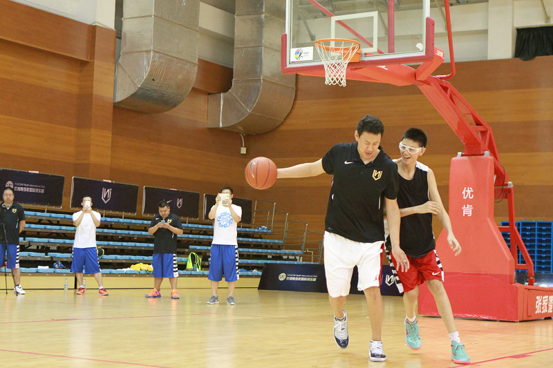 李楠籃球訓練營火爆進行中 “小李飛刀”親傳技藝【4】