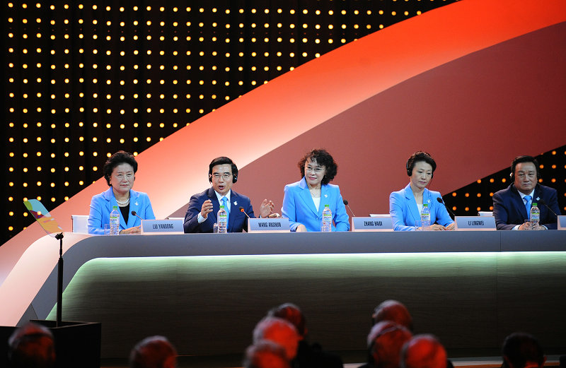 王安順（左二）回答國際奧委會委員提問