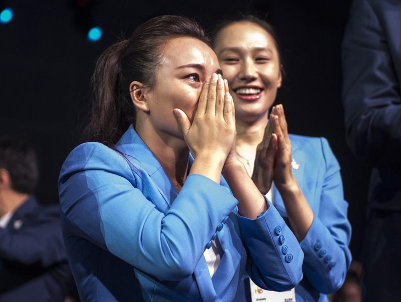北京申冬奧代表團成員李妮娜（左）喜極而泣