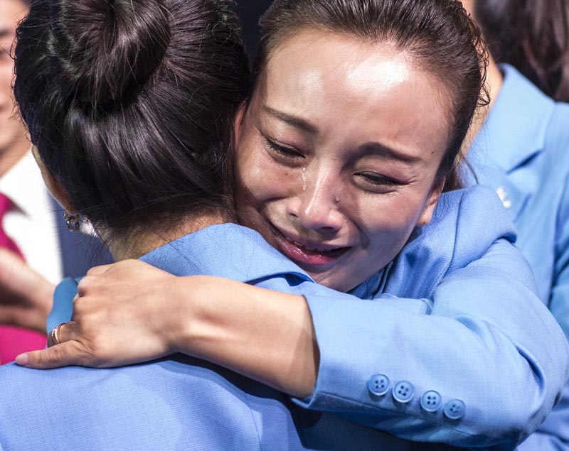 北京申冬奧代表團成員李妮娜（右）喜極而泣