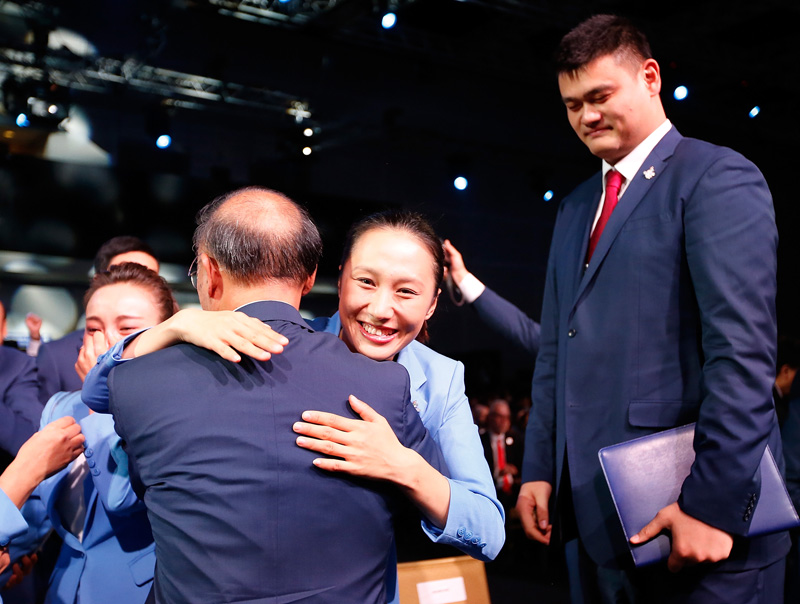 北京申冬奧代表團成員張虹（中）與中國奧委會主席、國家體育總局局長劉鵬擁抱慶祝