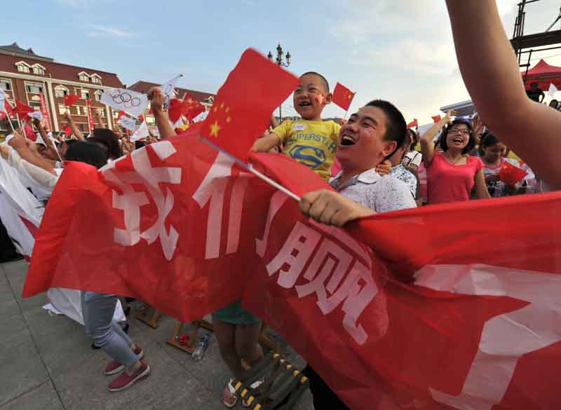 7月31日，河北省張家口市民在崇禮縣慶祝北京攜手張家口獲得2022年冬奧會舉辦權。新華社記者 李文 攝 