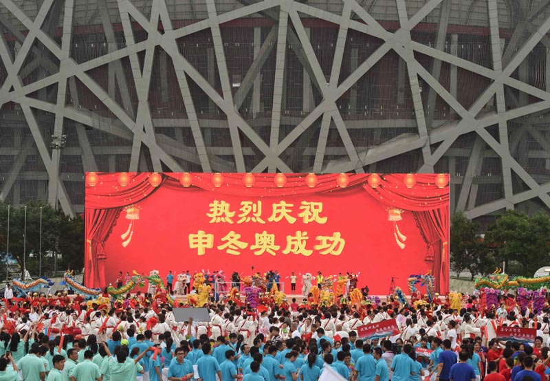 7月31日，市民在北京國家體育場“鳥巢”前慶祝北京攜手張家口獲得2022年冬奧會舉辦權。新華社記者 羅曉光 攝 