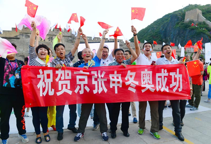 7月31日，張家口市民在慶祝北京攜手張家口獲得2022年冬奧會舉辦權。新華社記者 朱旭東 攝 