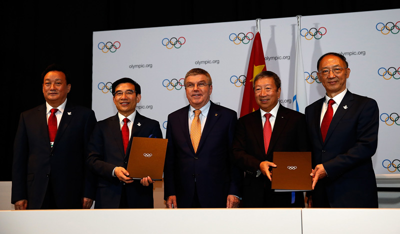 國際奧委會主席巴赫（中）、國家體育總局局長劉鵬（右一）、北京市市長王安順（左二）、國際奧委會成員於再清（右二）和張家口市市長侯亮在簽約儀式上