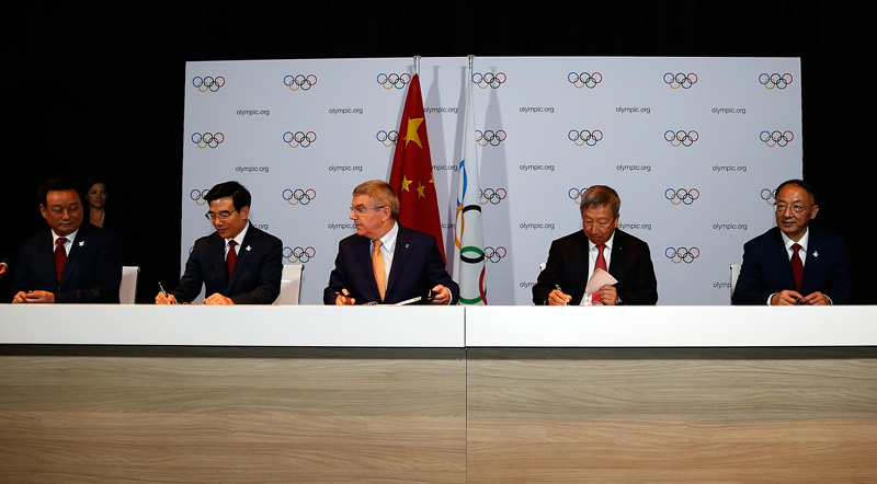 國際奧委會主席巴赫（中）、國家體育總局局長劉鵬（右一）、北京市市長王安順（左二）、國際奧委會成員於再清（右二）和張家口市市長侯亮在簽約儀式上