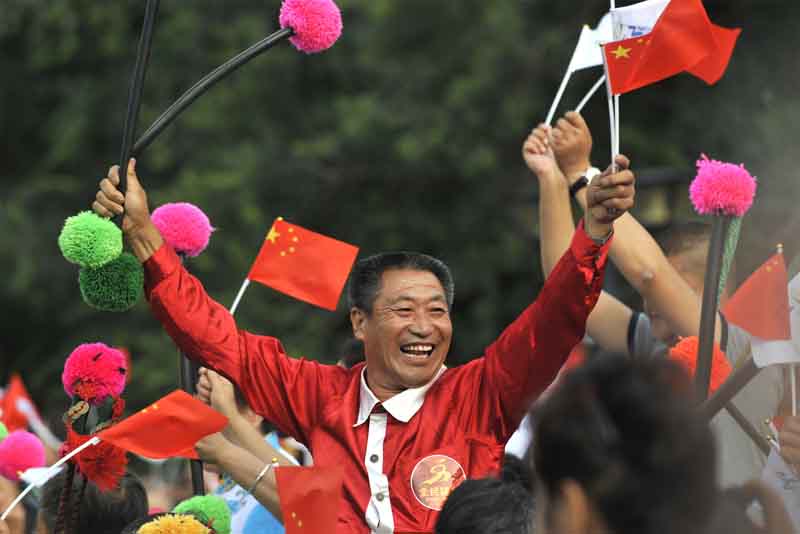 7月31日，在北京市延慶縣望京廣場，當地居民慶祝北京攜手張家口獲得2022年冬奧會舉辦權。新華社記者 高健鈞 攝 