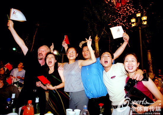 中外朋友相擁在一起慶祝北京申奧成功